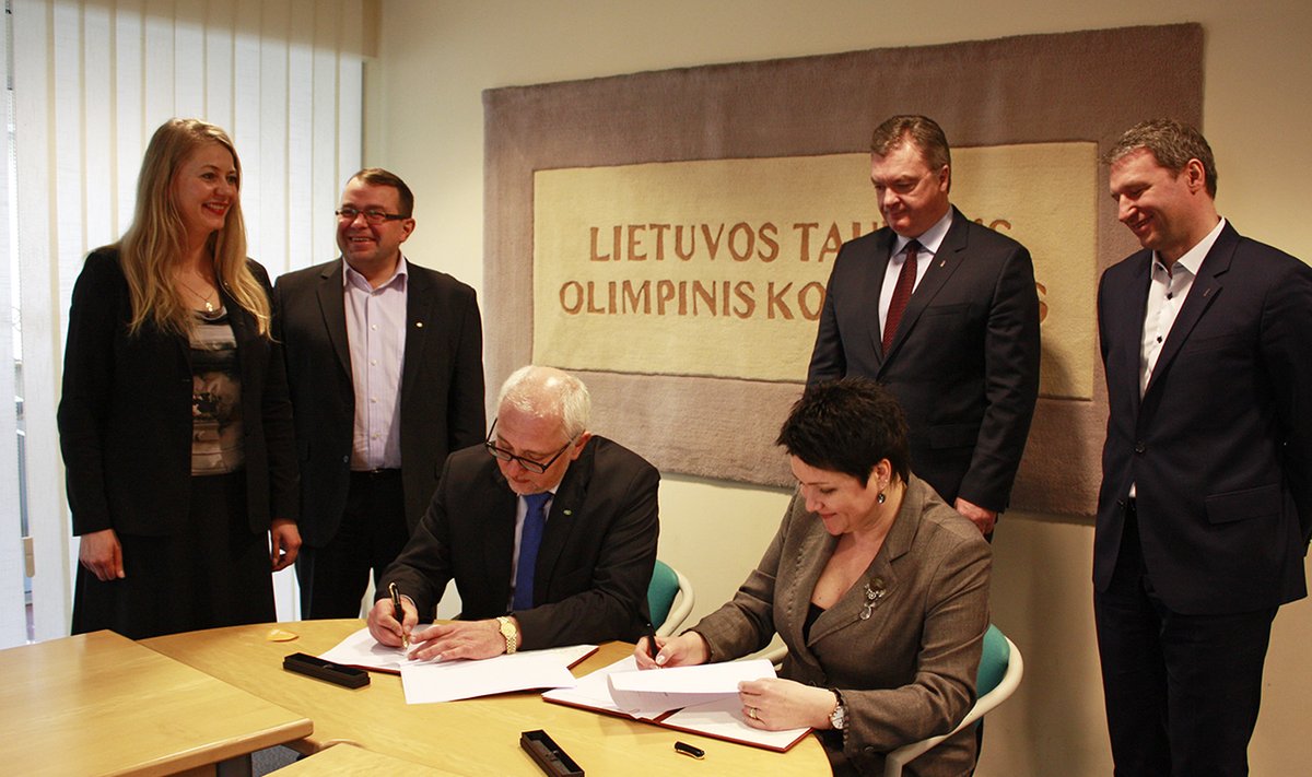 Švietimo ir mokslo ministras Dainius Pavalkis ir LTOK prezidentė Daina Gudzinevičiūtė pasirašo sutartį