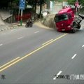 Nufilmuota: Kinijoje motociklininkas vos išvengė žūties nuo virtusio vilkiko