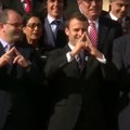 Macronas vaizdo įraše nerodė masonų simbolio, jo gestas reiškia ką kita