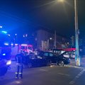 Vilniuje susidūrė du BMW automobiliai: į įvykį išskubėjo visos tarnybos, 19-metei ir keleiviui prireikė medikų pagalbos