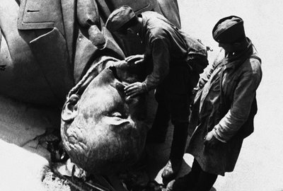 1941 m. Karo belaisviai rusai apžiūrinėja Minske nuverstą Lenino paminklą. 