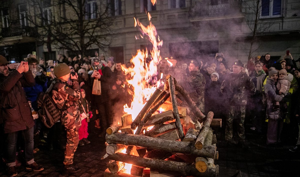 Simbolinių Vasario 16-osios laužų uždegimo ceremonija Vilniaus Gedimino prospekte