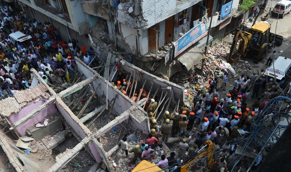 Naujajame Delyje sugriuvus namui žuvo 5 žmonės