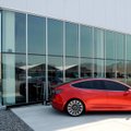 Keistenybės už „Tesla Model 3“ gamybos linijų