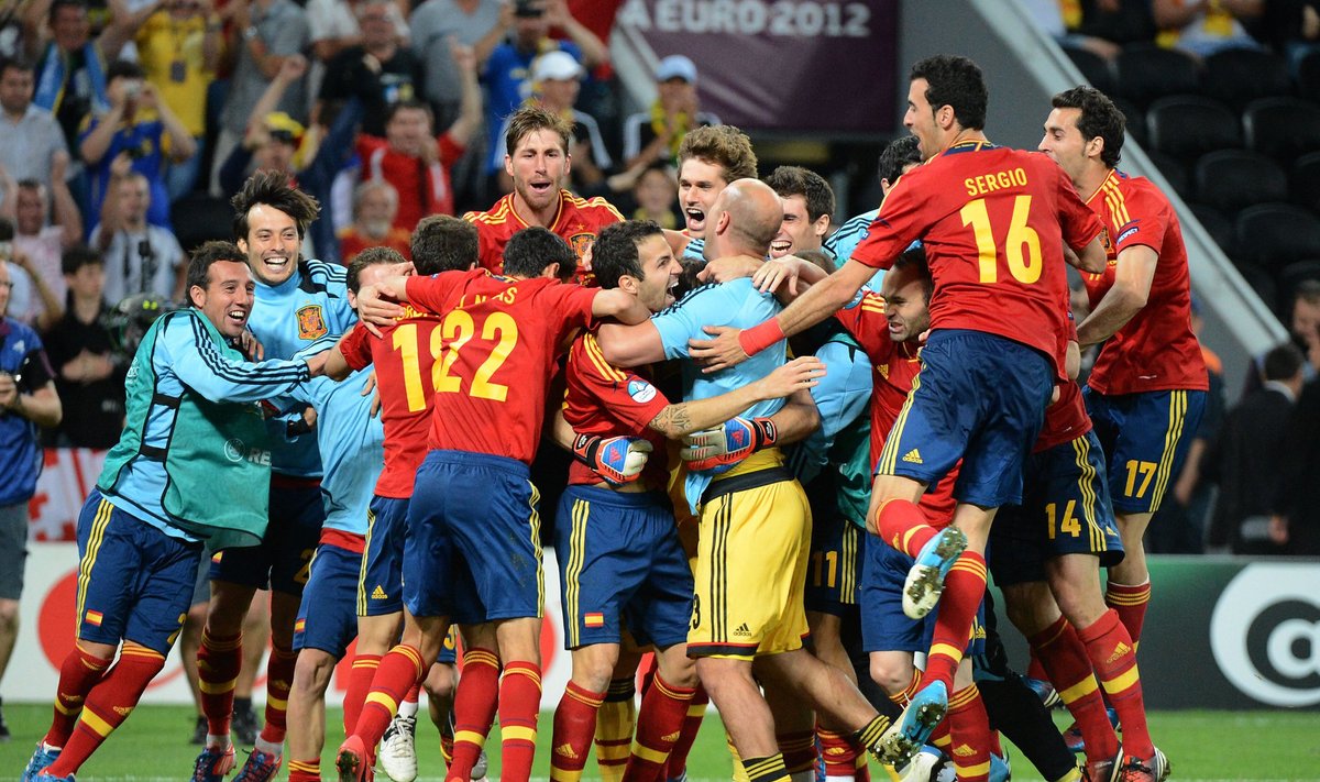 Ispanijos futbolininkai džiaugiasi pergle prieš portugalus