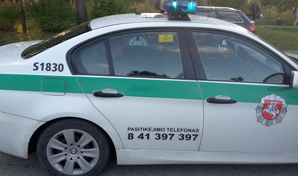 Įtariama, girtas „Opel“ vairuotojas rėžėsi į stotelėje laukusius šiauliečius