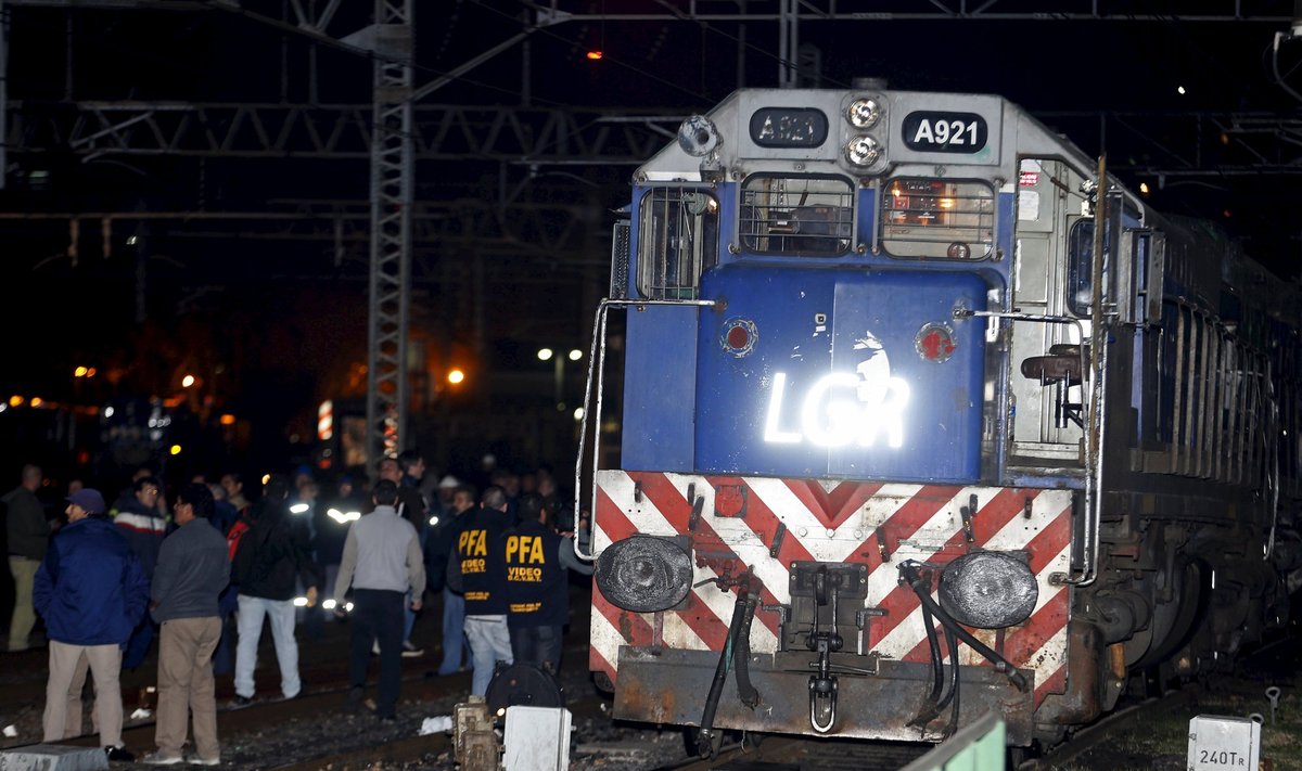  Judriame geležinkelio ruože Buenos Airių pakraštyje susidūrė keleivinis traukinys su lokomotyvu 