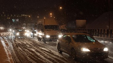 Būkite atsargūs: šiąnakt eismo sąlygos bus pavojingos – keliones apsunkins lijundra ir plikledis