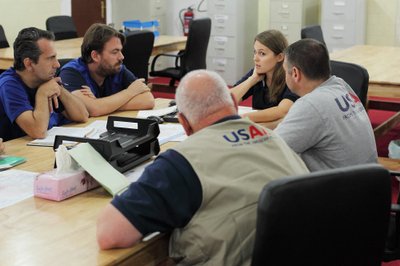 Pasitarimas su Tarptautine Migracijos Organizacija ir JAV tarptautinių krizių pagalbos biuro darbuotojais Ebolos Operacijų Centre Liberijos sostinėje Monrovijoje
