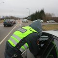 Girtų vairuotojų viražai policijai neleidžia atsipūsti: vieną po kito pričiupo visoje Lietuvoje