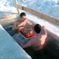 Rusų išradingumas: plaukikai lediniame vandenyje žaidė šachmatais