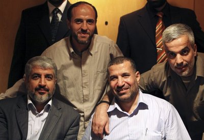 Hamas lyderis Khaledas Meshaalas (apačioje kairėje) ir žuvęs Hamas karinio sparno vadovas Ahmedas Jabari