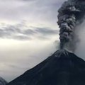 Nufilmuota: Meksikos Kolimos ugnikalnis išspjovė naują pelenų debesį