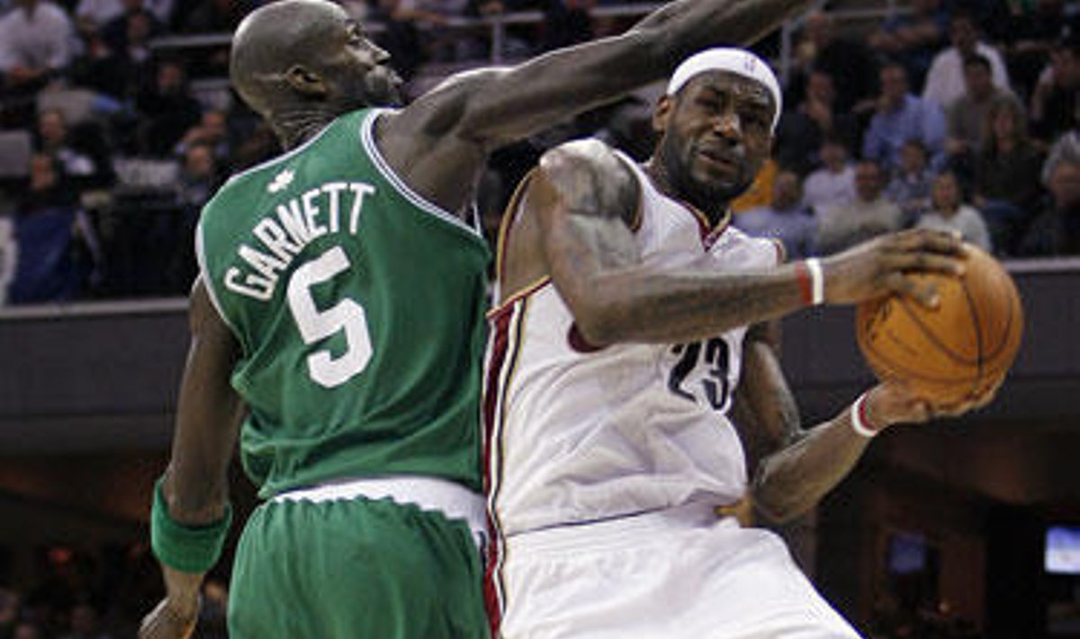 LeBronas Jamesas ("Cavaliers") atakuoja per Keviną Garnettą ("Celtics")
