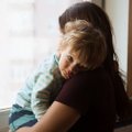 Po siaubingos užrakinto dvimečio istorijos – specialistų sprendimas: vaikas iki šiol bijo atsiplėšti nuo mamos