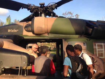 Savanoriai ruočiasi skristi į kelias Vanuatu salas Australijos kariniais sraigtasparniais tam, kad įvertintų taifūno žalą ir surinktų informaciją apie žmonių poreikius
