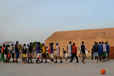 Indijos taikdarių pajėgos žaidžia krepšinį su vietiniais jaunuoliais Malakalo mieste, Pietų Sudano šiaurinėje dalyje. Nuotrauka daryta 2013 m. kovo mėn. Dabar Malakal - visiškai sunaikintas karo
