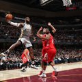 NBA naktis: LeBroną sustabdę „Rockets“ siautėjo Klivlande, „Warriors“ krito Denveryje