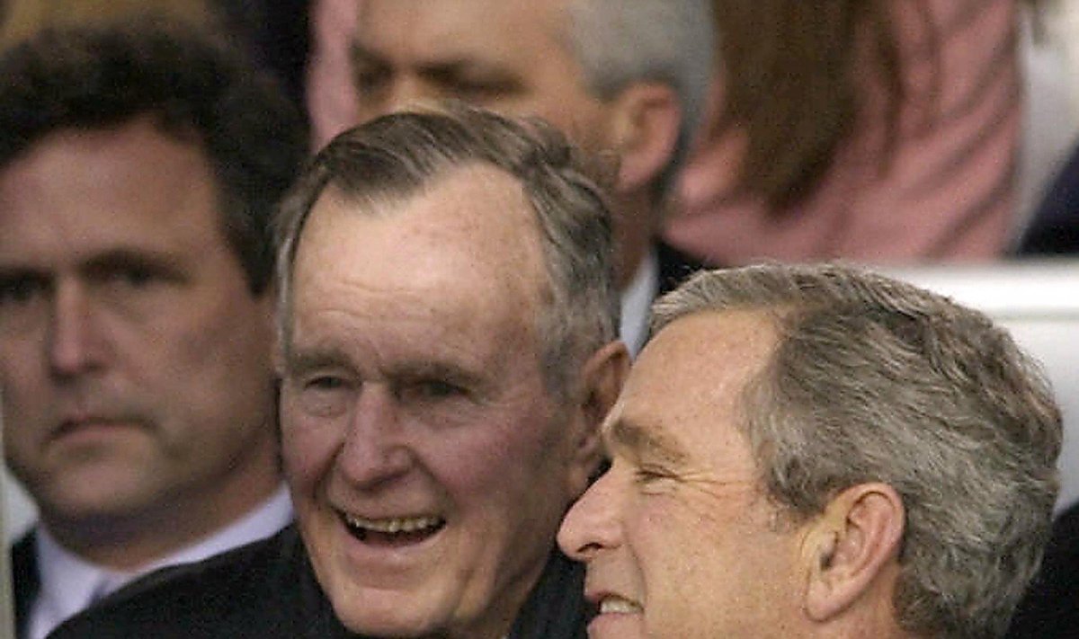 Buvę JAV prezidentai George'as Bushas ir George'as Bushas vyresnysis