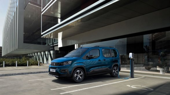 „Peugeot“ elektromobilių gamą papildė keleivinis vienatūris „e-Rifter“