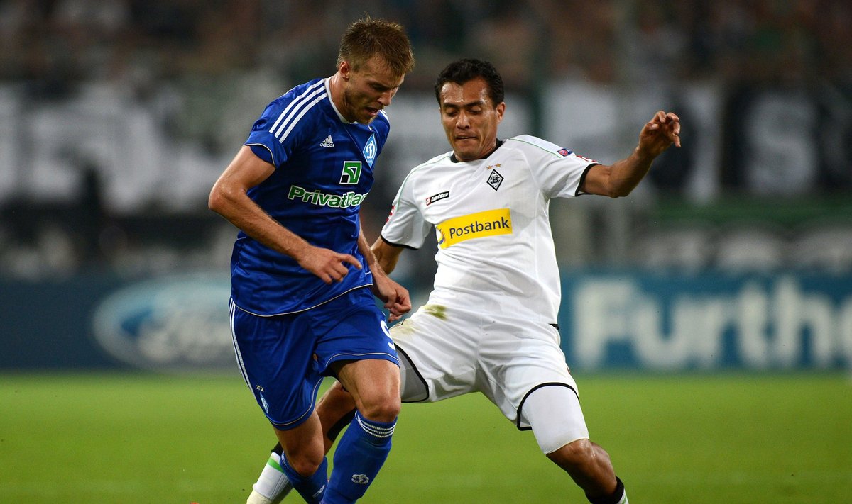 Andrejus Jarmolenka (Kijevo "Dinamo", kairėje) kovoja su  Juanu Arango ("Borussia")