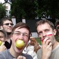 Lietuviai prisijungė prie lenkų: prie Rusijos ambasados surengė „obuolių akciją“