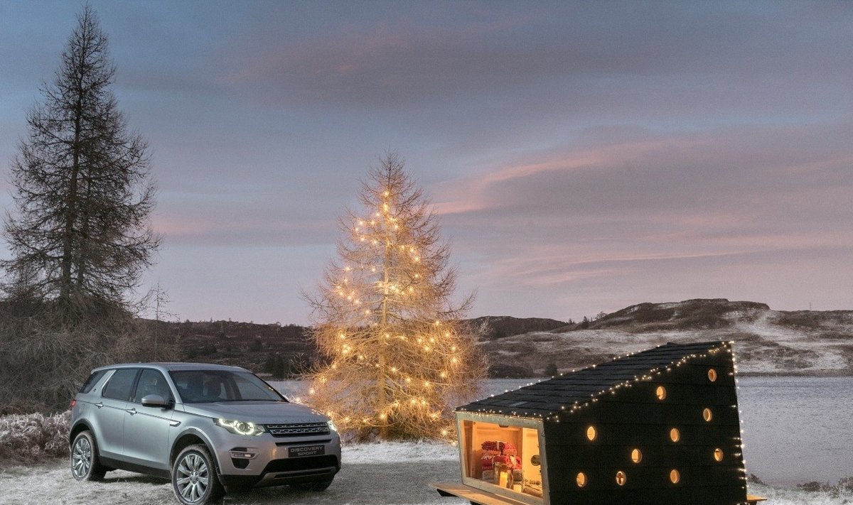 "Land Rover Discovery Sport" ir iš bagažinės ištrauktas Kalėdų namelis
