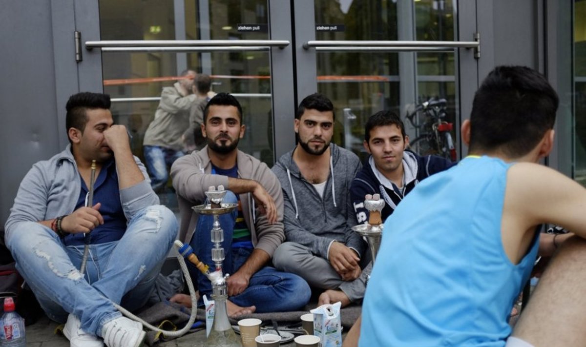 Pabėgėliai Hamburgo laikinoje prieglaudoje parodų centre