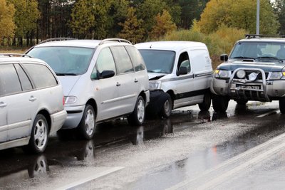 Eismas Kaune visiškai paralyžiuotas: susidūrė dar keturi automobiliai