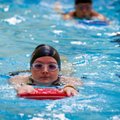 Koks plaukimo būdas padeda atsikratyti „sėdėjimo“ ligų?