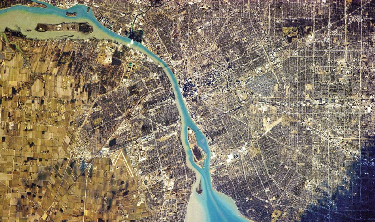 Detroitas (JAV) dešinėje ir Vindzoras (Kanada) kairėje (Ch. Hadfieldo/NASA nuotr.)
