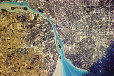 Detroitas (JAV) dešinėje ir Vindzoras (Kanada) kairėje (Ch. Hadfieldo/NASA nuotr.)