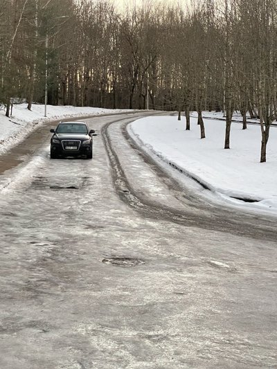 Nenuvalytas keliukas Vilniuje prie Senjorų socialinės globos namų 