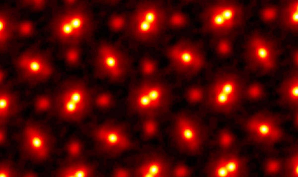 Pasaulio rekordą viršijęs kristalo atomų vaizdas, padidintas 100 milijonų kartų / Cornell universiteto nuotr.