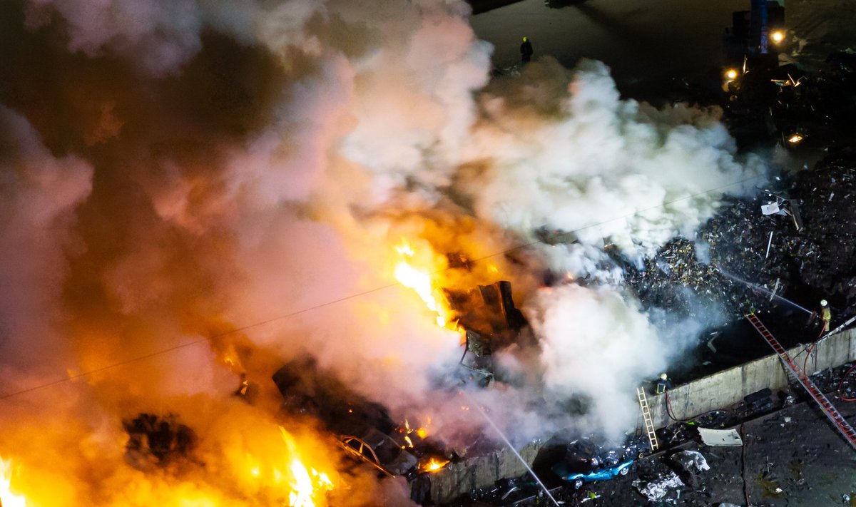 Car scrap yard in Vilnius on fire Wednesday