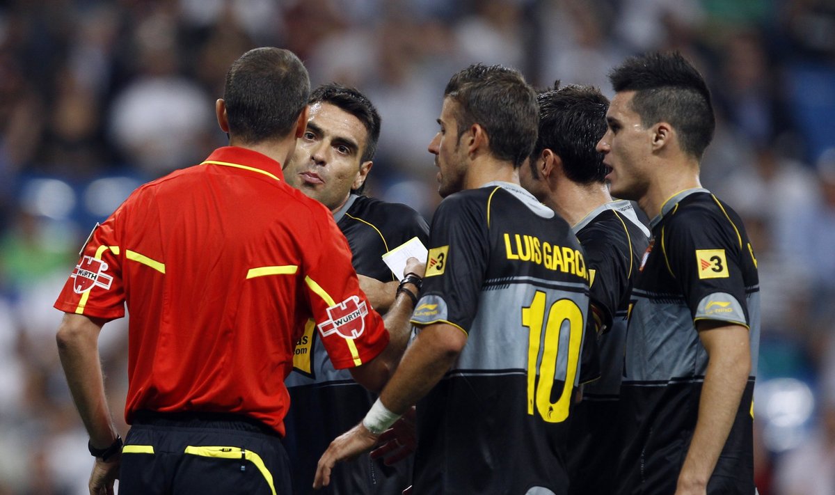 "Espanyol" futbolininkai ginčijasi su teisėju 