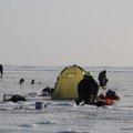 Kuršių marios užšalo: žvejai ant ledo jau leidžia naktis