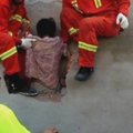Rytų Kinijoje ugniagesiai gelbėjo tarp sienų įstrigusią moterį