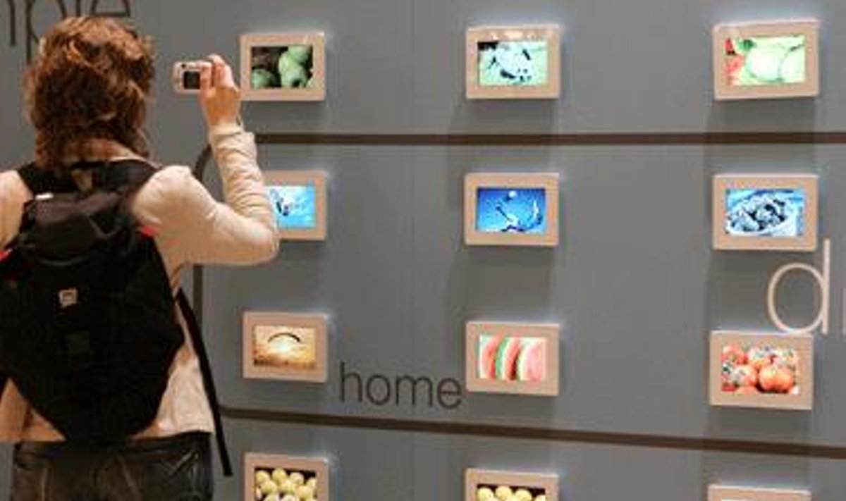 Moteris fotografuoja skaitmenines „Samsung” nuotraukas 