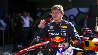 Verstappenas namų lenktynes pradės iš startinės pozicijos, kvalifikaciją stabdė numestas deglas