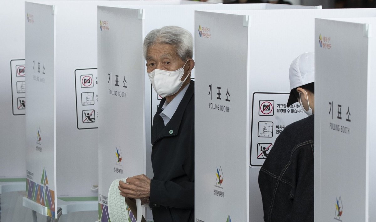 Pietų Korėjoje išankstiniuose rinkimuose balsuoja karantinuoti pacientai