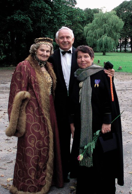 Iš bajorų giminės kilusi Gražina Juknevičienė (dešinėje) su vyru Antanu ir Undine Nasvytyte džiaugiasi ypatinga Dautarų dvaro aura.