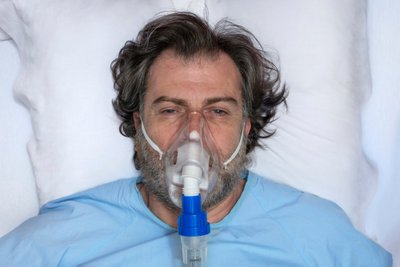 Vyras su deguonies kauke