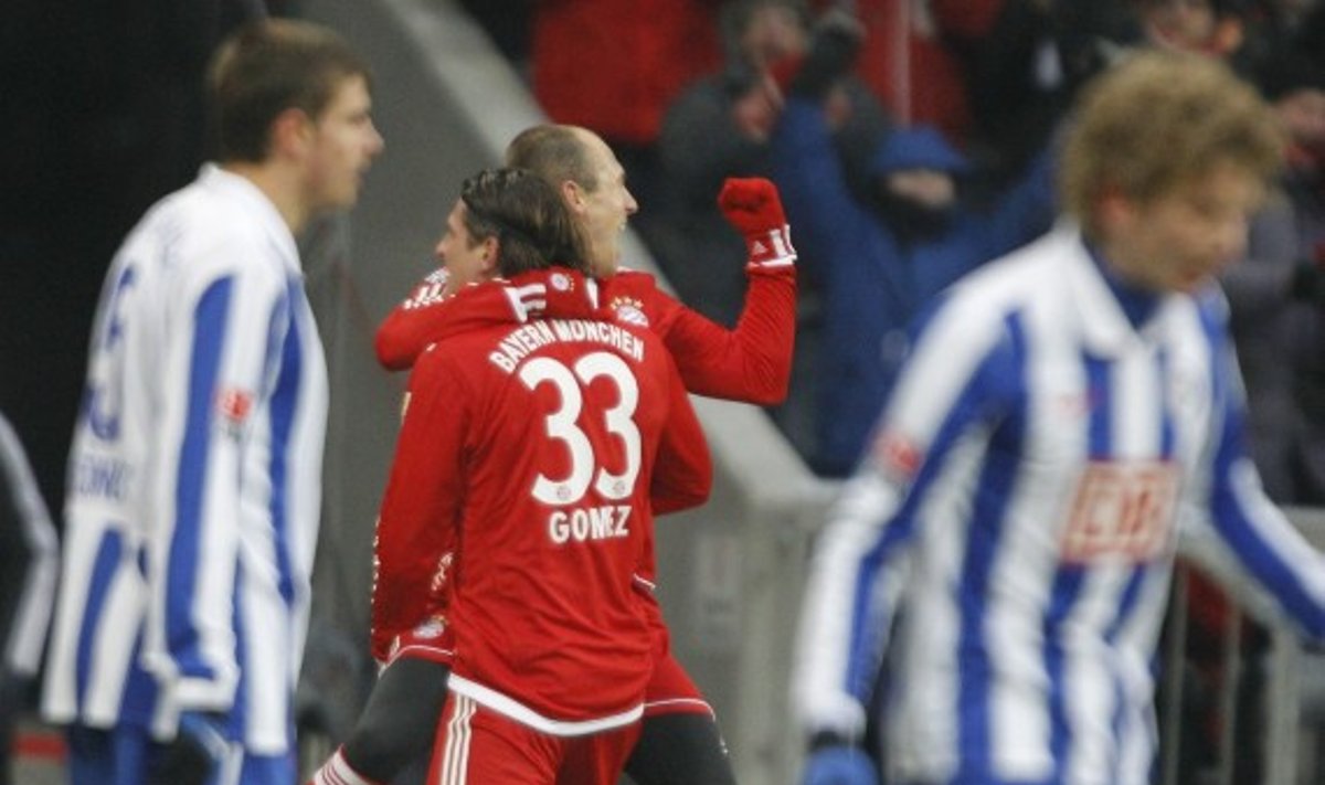 Arjenas Robbenas ir Mario Gomezas ("Bayern") džiaugiasi įvarčiu