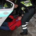 Naktį Vilniaus gatvėse „pasižymėjo“ ir moterys: vieną policininkams net teko murkdyti baloje
