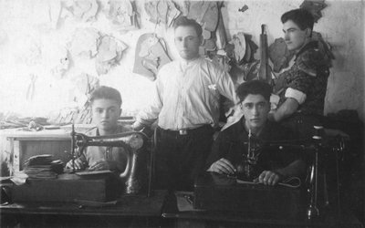 Salantiškio Moušos Singlerio (stovi) batų dirbtuvėse, 1934 m.