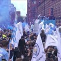 „Premier“ lygos čempionų titulą apgynę „Manchester City“ futbolininkai pergalę šventė kartu su sirgaliais