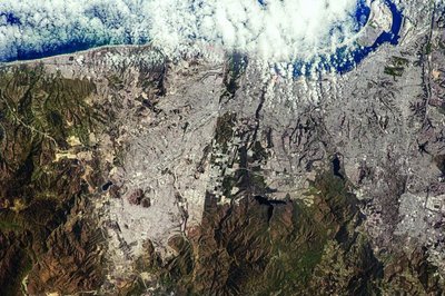 Pasienio linija tarp Tichuanos (kairėje) ir San Diego (vakaruose) - tarsi peiliu nurėžta (Ch. Hadfieldo/NASA nuotr.)