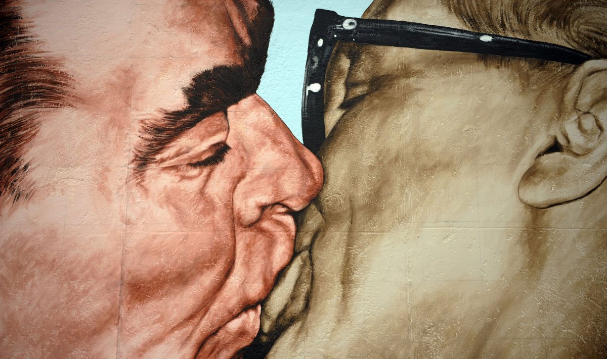 Leonidas Brežnevas (kairėje) ir Erichas Honeckeris. Dmitrijaus Vrubelio piešinys ant Berlyno sienos