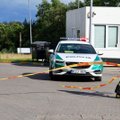 Išpuolis Klaipėdos rajone: pavežti paprašę žmonės pakeliui išlaipino BMW vairuotoją ir padegė automobilį